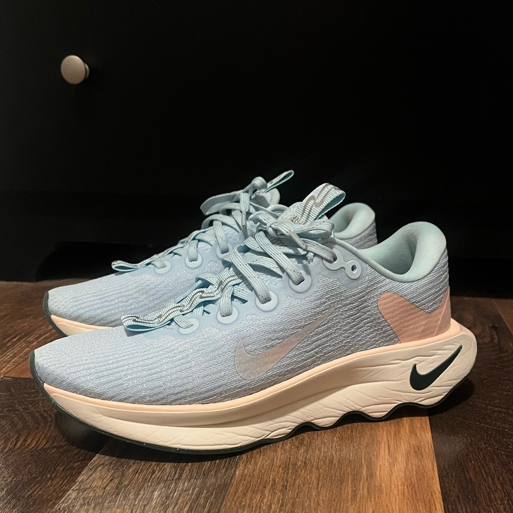 EUC Women’s Nike Motiva Walking Shoe Blue/White/Pink - Picture 4 of 11